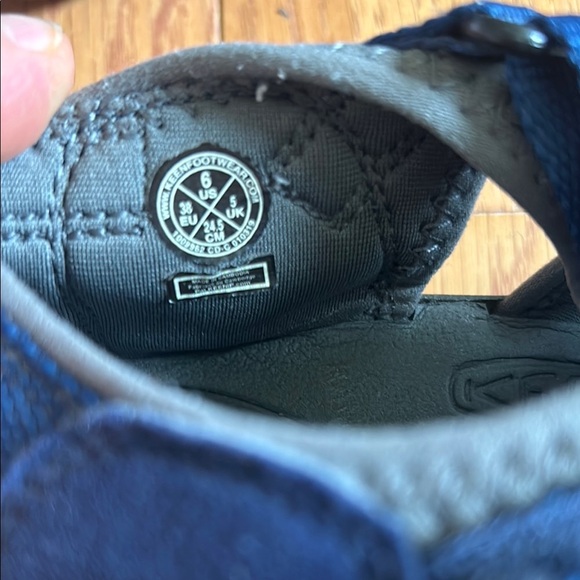 KEEN youth size 6 Outdoor Sandals grey waterproof washable durable like new - Picture 2 of 13